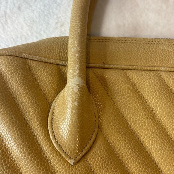 Chanel caviar skin v stitch handbag - Picture 7 of 8